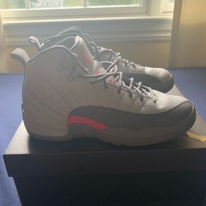 Jordan 12’s slight creasing on the toe but otherwise i’m very good condition.